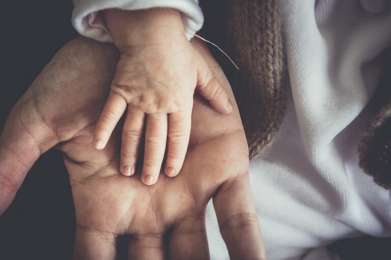 幼児のアトピーと仕事の両立がつらい時、どう対処すればいい？